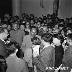 這是1956年9月27日，大會(huì)勝利閉幕，毛澤東步出會(huì)場(chǎng)時(shí)，受到大會(huì)代表和工作人員們的熱烈歡迎（資料照片）。