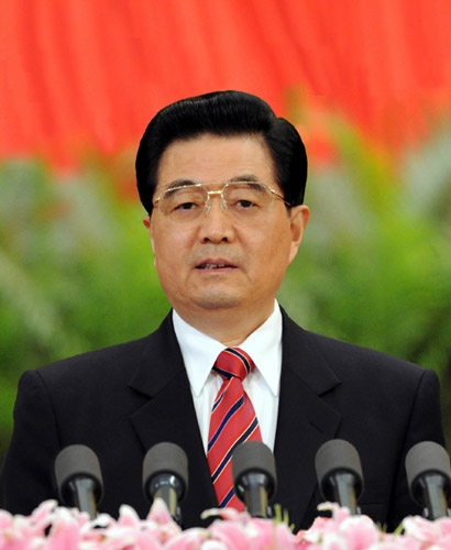 10月15日，中國(guó)共產(chǎn)黨第十七次全國(guó)代表大會(huì)在北京人民大會(huì)堂隆重開幕。胡錦濤代表第十六屆中央委員會(huì)作報(bào)告。